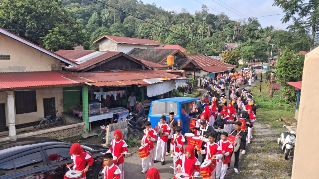 Semarak dan Sarat Makna: Pawai Wisuda Tahfiz dan Pelepasan Siswa Kelas IX MTsN 17 Tanah Datar, Iringan Drumband dan Tradisi ‘Manjunjuang’ Talam.