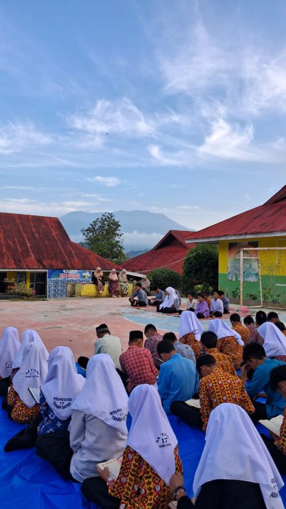 Mengawali Jumat dengan Al-Qur’an, MTsN 17 Tanah Datar Istiqamah Tanamkan Karakter Qurani
