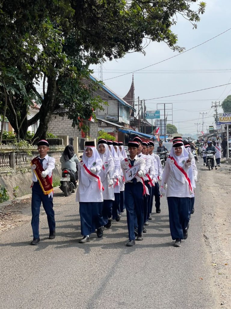 Semangat Kemerdekaan, Siswa MTsN 17 Tanah Datar Tampil dalam Lomba Gerak Jalan Nagari III Koto