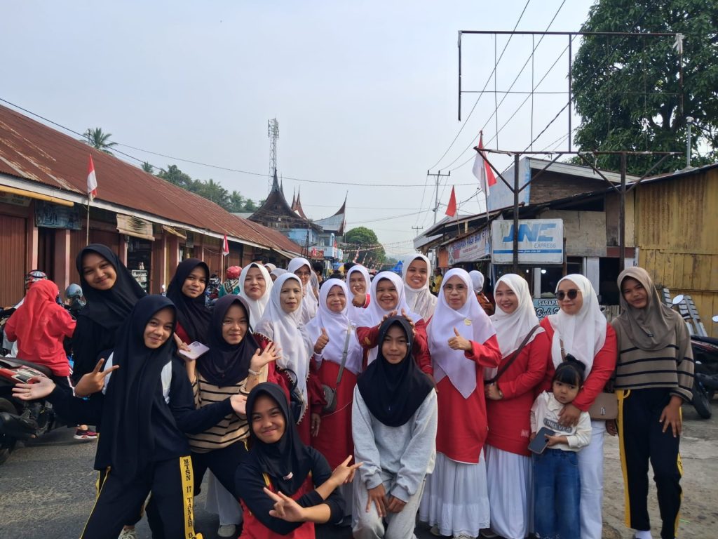 Semangat Kemerdekaan Menggema! Keluarga Besar MTsN 17 Tanah Datar Ramaikan Jalan Santai Kecamatan Rambatan