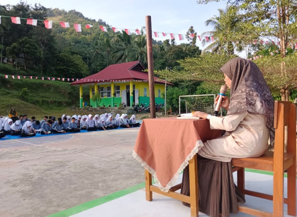 Dari Surah Al-Kahfi hingga Muhadharah, Ini Pembiasaan Jumat di MTsN 17 Tanah Datar