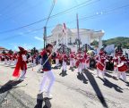 Drum Band Bahana Gita Matsantulas MTsN 17 Tanah Datar tampil sebagai pembuka pawai dalam rangka memeriahkan HUT ke-81 Kemerdekaan RI di Nagari III Koto